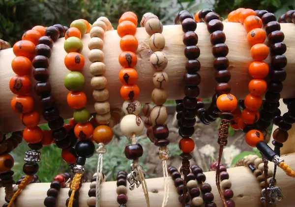 4. Pulseras o collares artesanales