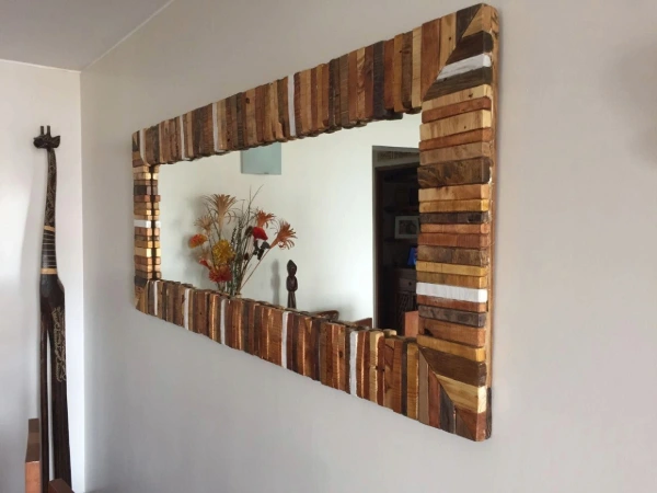 5. Espejos decorativos con marco de madera
