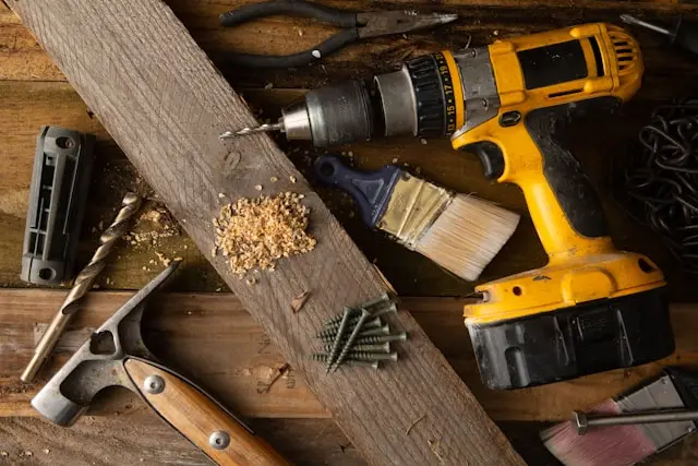 Materiales y herramientas necesarias para un deck de madera para piscina