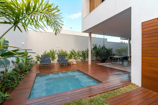 Paso a paso cómo hacer un deck de madera para piscina