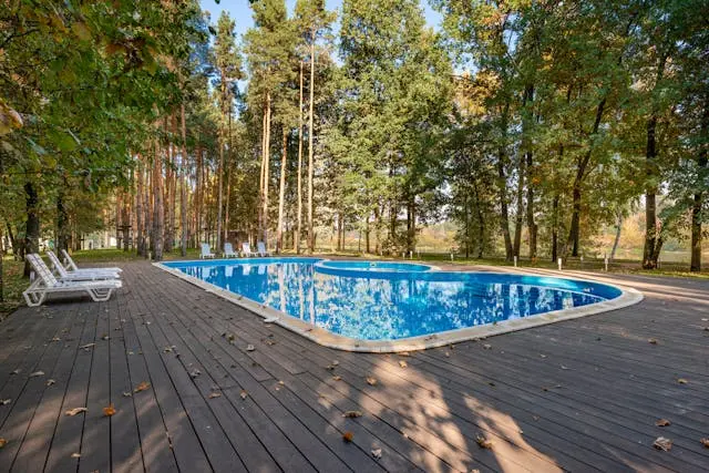 piscina con piso de madera
