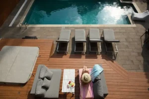 como hacer un deck de madera para piscina