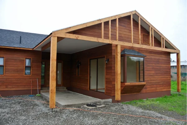 Casa de madera con fachada de madera oscura