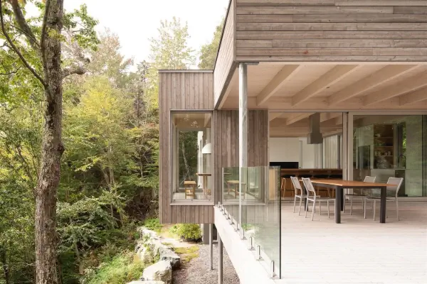 Casa de madera de dos plantas con patio interior
