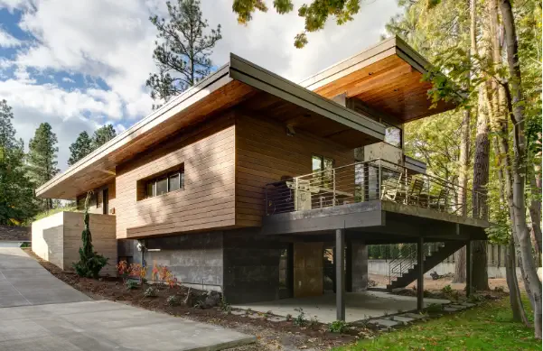 Casa elevada sobre pilotes con suelo de madera