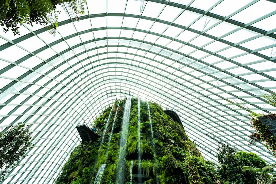 hermosa-arquitectura-edificio-jardin-de-cupula-de-flores-y-bosque-de-invernadero-para-viajar