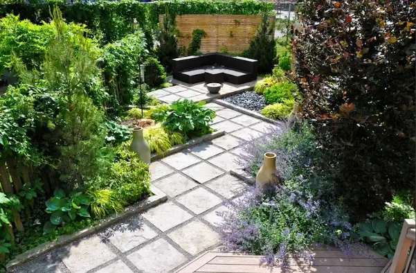 5. Jardines con plantas autóctonas y elementos artesanales