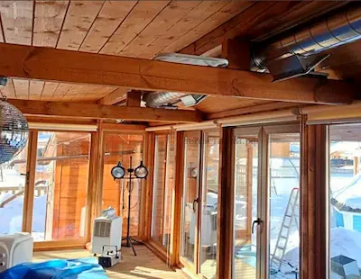 sistema de aire acondicionado en construcción de madera