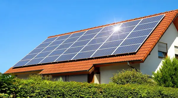 energía eléctrica renovable en vivienda con paneles solares
