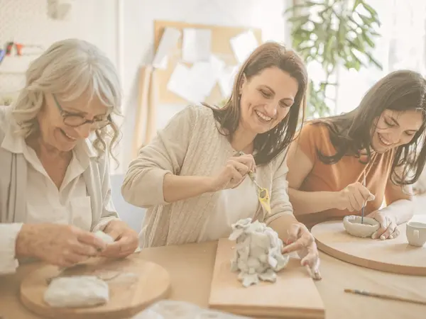Mujeres adultas mayores fabricando artículos de decoración de madera para el hogar