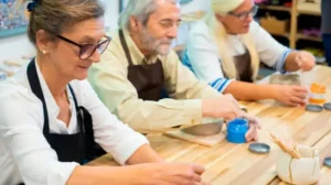 Mujeres adultas mayores trabajando en emprendimientos de madera en Chile