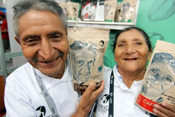 Mujeres adultas mayores celebrando el éxito de sus emprendimientos de mujeres en madera en Chile