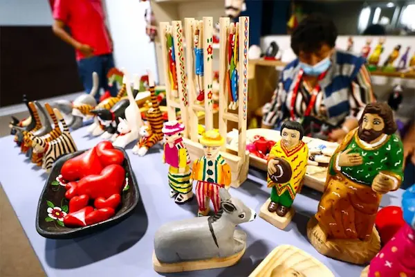 Mujeres mayores creando juguetes de madera artesanales para niños