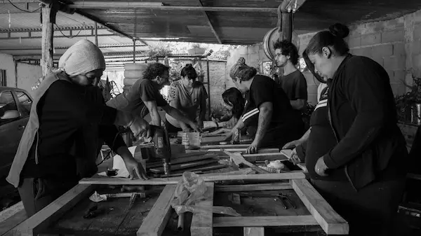 Taller de carpintería con mujeres adultas mayores creando muebles personalizados