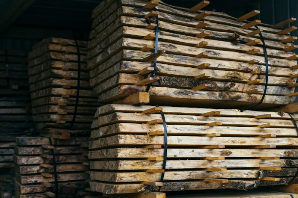 Piezas de pino impregnado para construcción