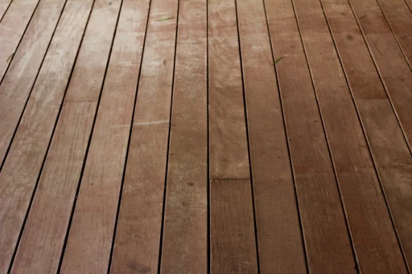 Piso de madera dura de tono rojizo