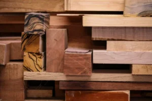 Madera dura y blanda en bloques apilados