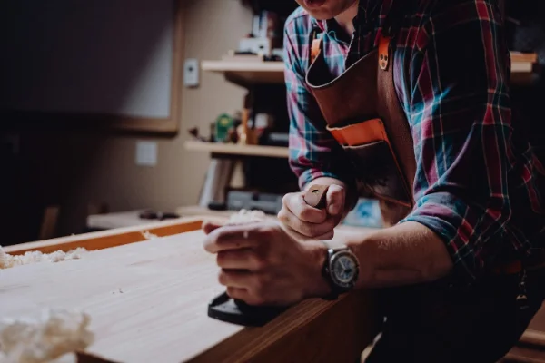 Carpintero trabajando una pieza de madera