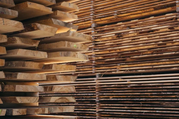 Madera impregnada apilada