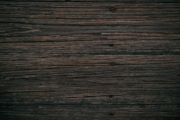 Tablero de madera oscura con vetas