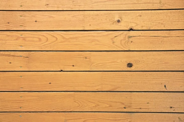 Tablas de pino con veta y nudos visibles