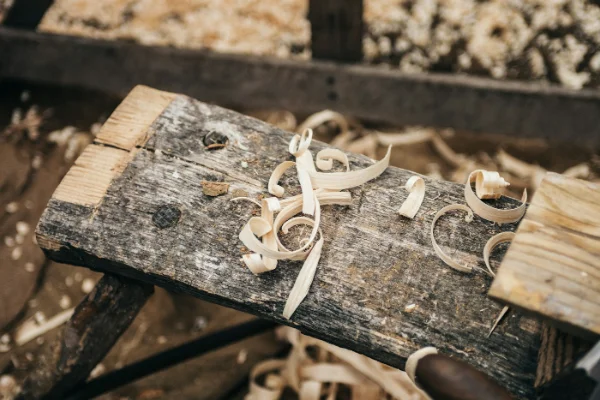 Aserrín sobre un tablón de madera