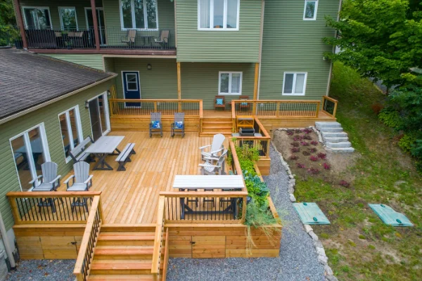 Terraza de madera junto a una casa